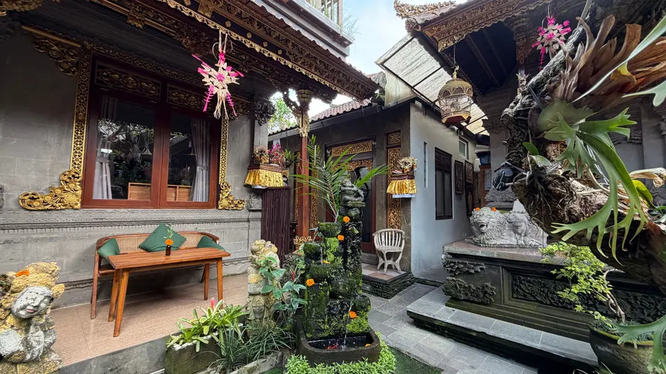 Halaman rumah Bali dengan ukiran