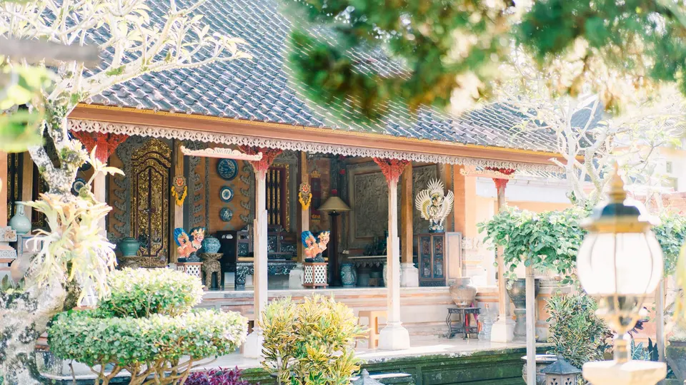 Rumah tradisional Bali dengan taman